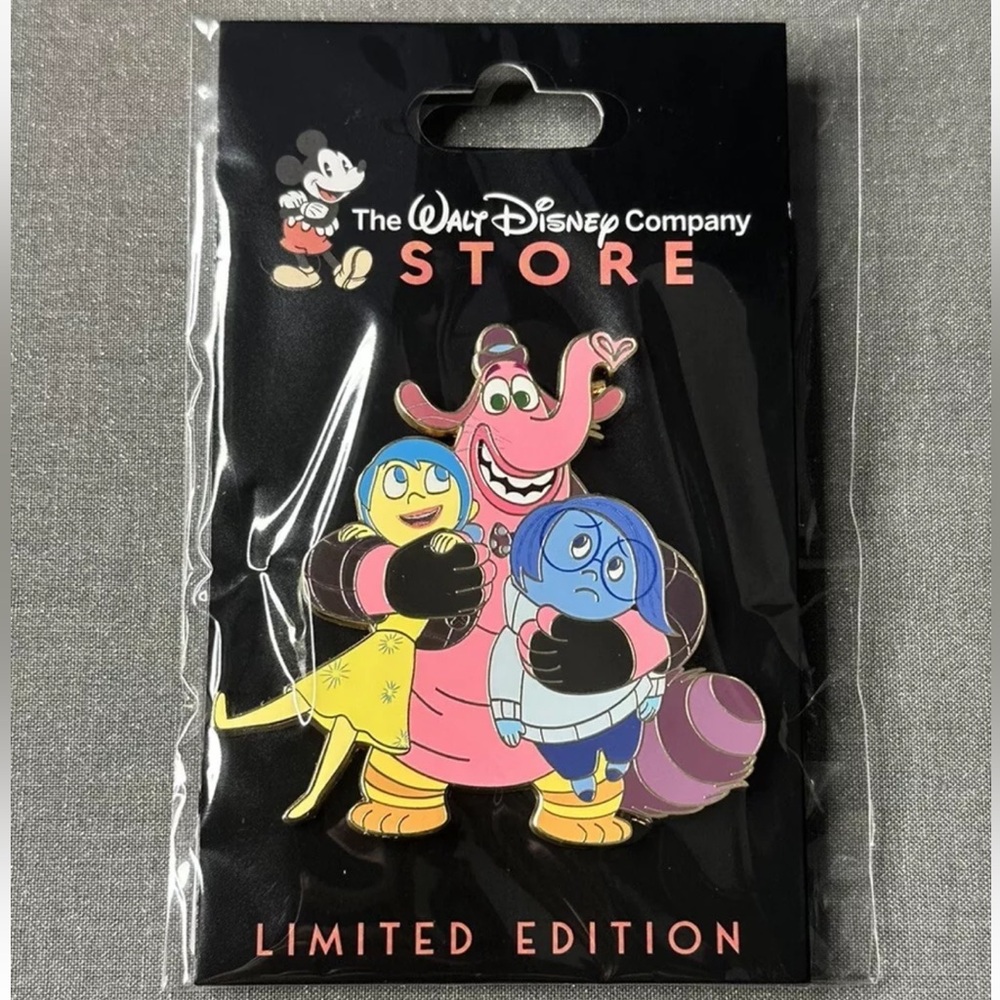 Disney D23 Expo 2024 DEC WDCS Hugs Are The Best Pin